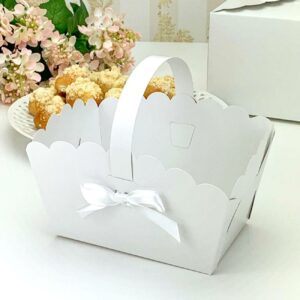 Svatební košíček na cukroví bílý s bílou mašlí (13 x 9 x 9