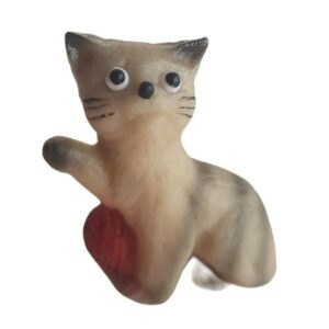 Marcipánová figurka hrající si kočička