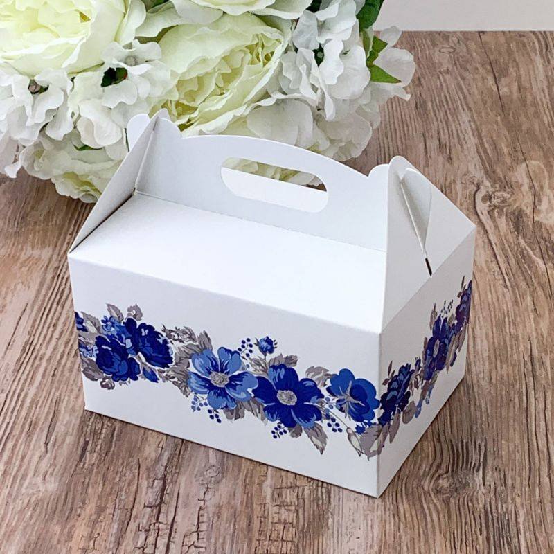 Svatební krabička na výslužku bílá s modrými květinami (13 x 9 x 7 cm) dortis